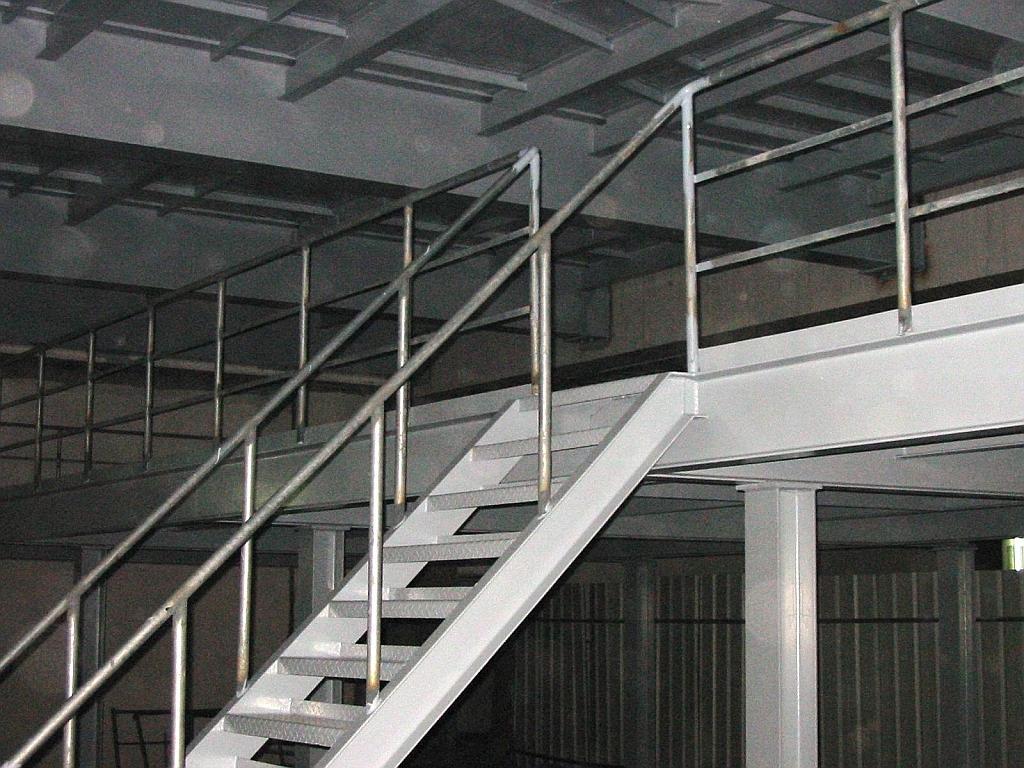 单梁钢木楼梯-西安思牧云歌装饰工程有限公司
