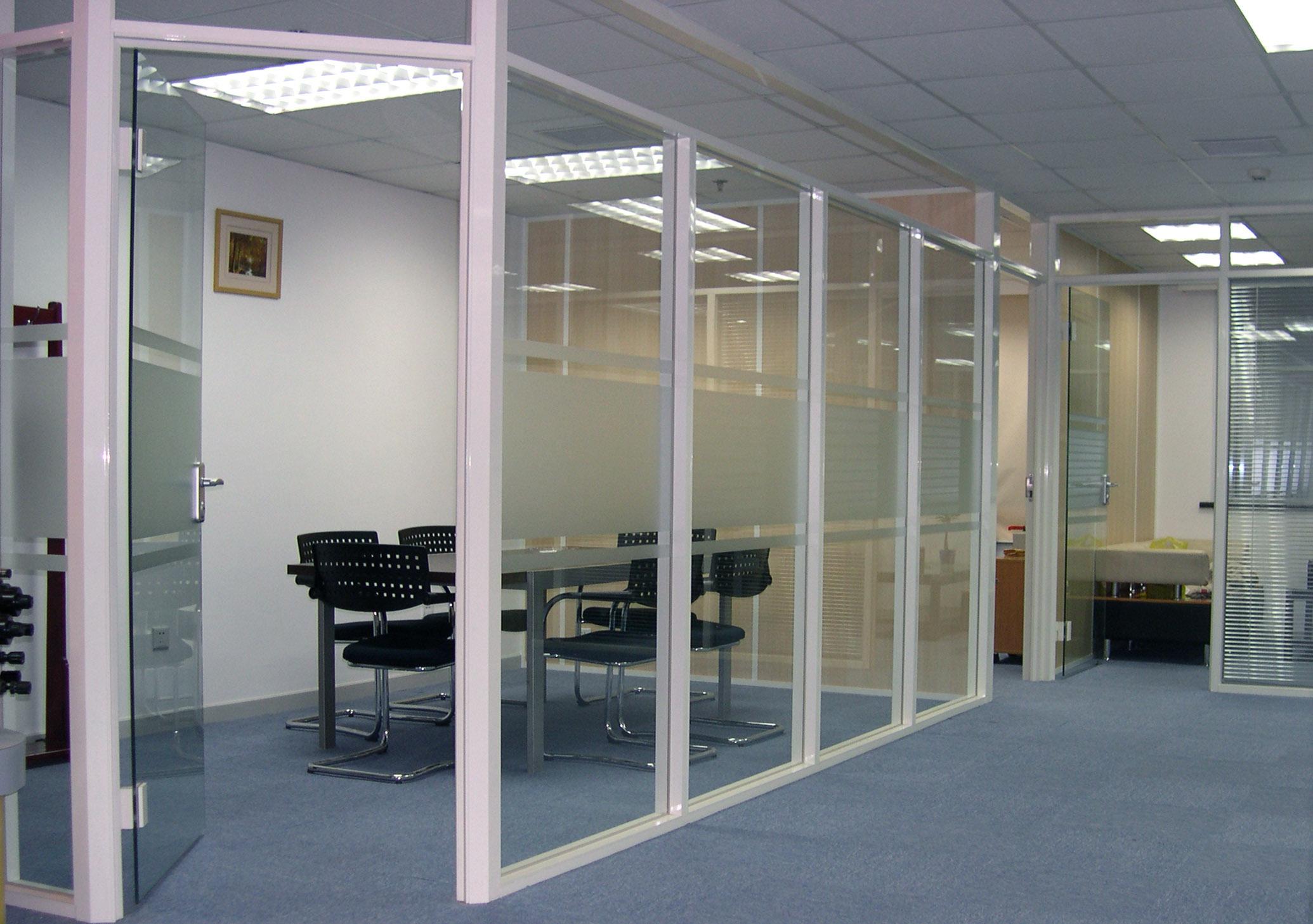 办公室装修设计一定要了解的办公室玻璃隔断