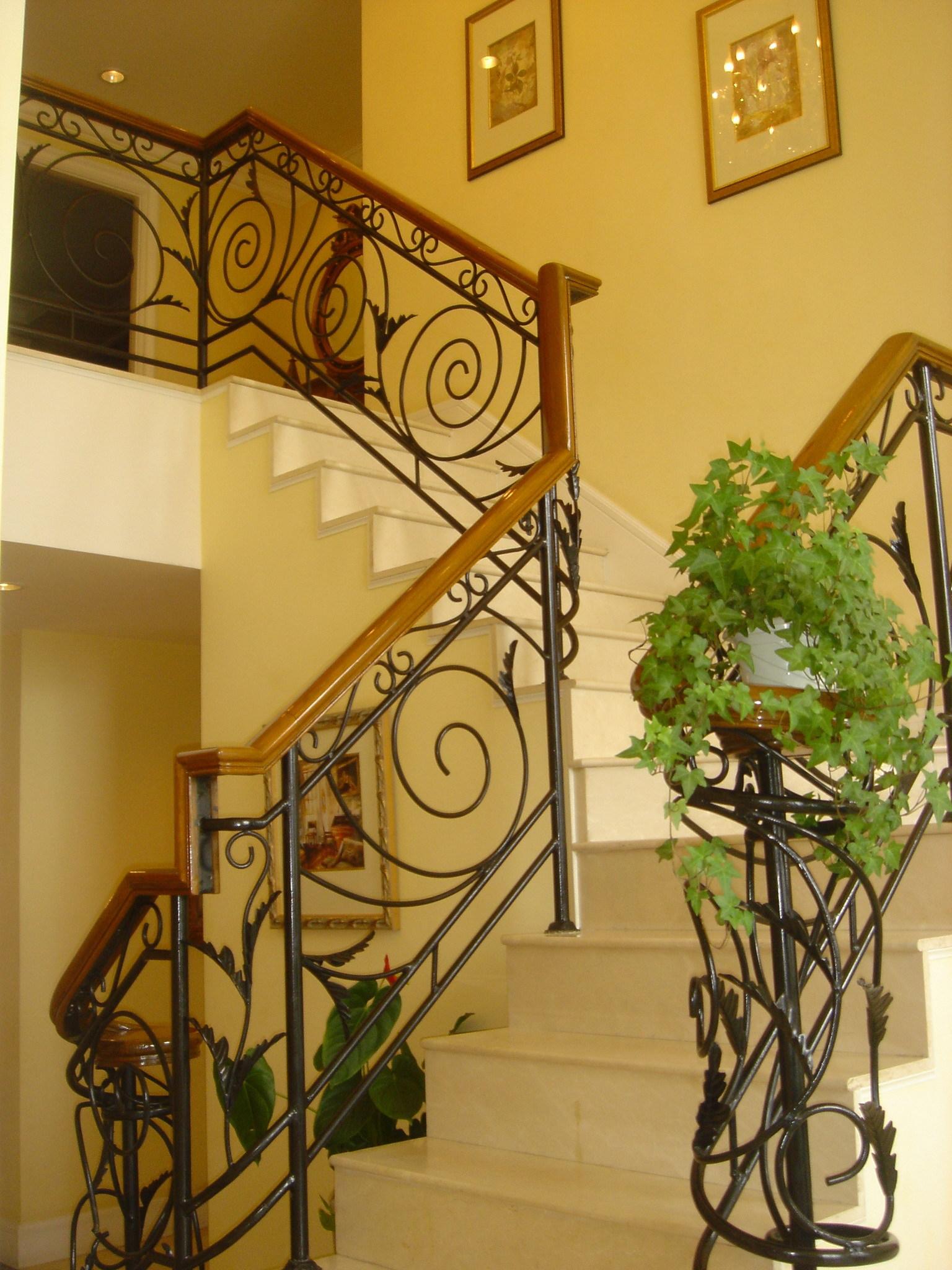 别墅室内室外弧度楼梯扶手——上海伟阔铁艺