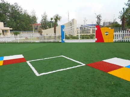 幼儿园铺设人造草坪