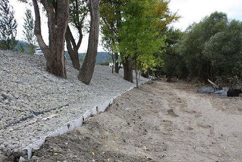 装石块河道生态护坡用格宾石笼施工
