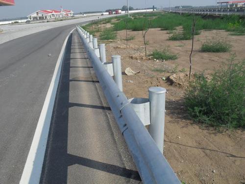 波形护栏厂家高速公路护栏板施工