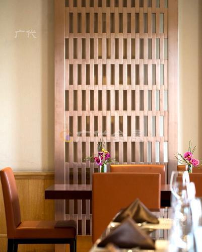 教你如何优雅地用不锈钢屏风分隔客厅与餐厅