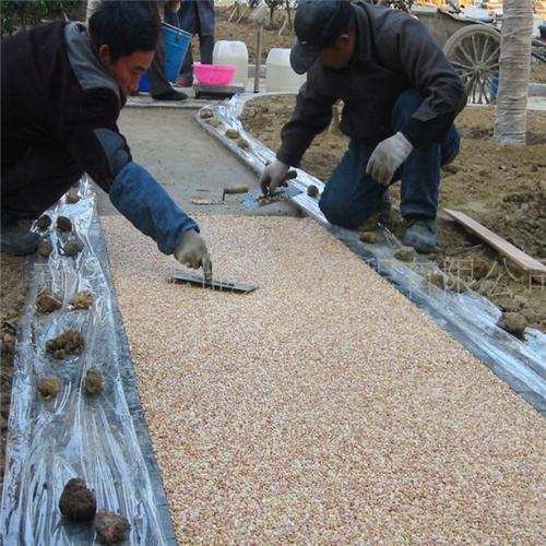 甘肃兰州彩色胶粘石透水地坪施工工艺