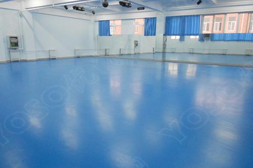 地面不平要铺舞蹈地板胶要怎么处理，防火舞蹈地胶多少钱， PVC塑胶地板是什么地板，舞蹈教学地胶，什么是舞蹈地胶