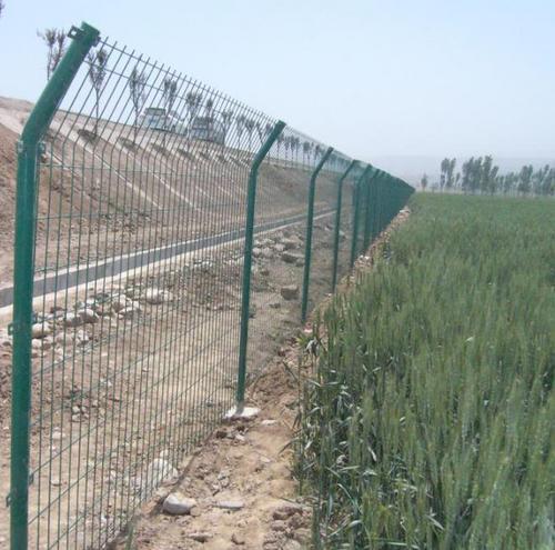批发工厂隔离网 浸塑500#双边护栏网 厂区防护网价格