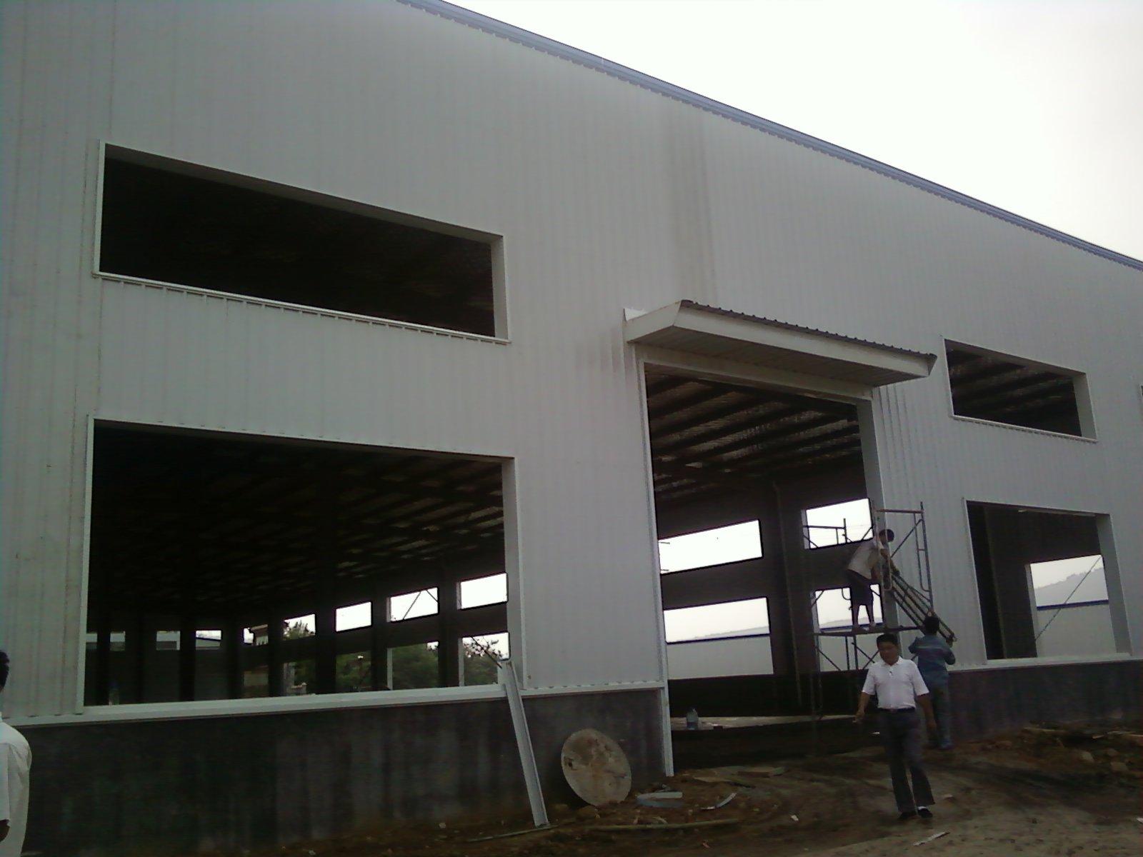 承接钢结构厂房的设计，加工，安装工程