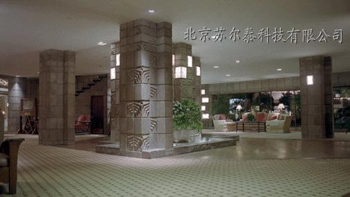 大堂喷泉旁的廊柱
