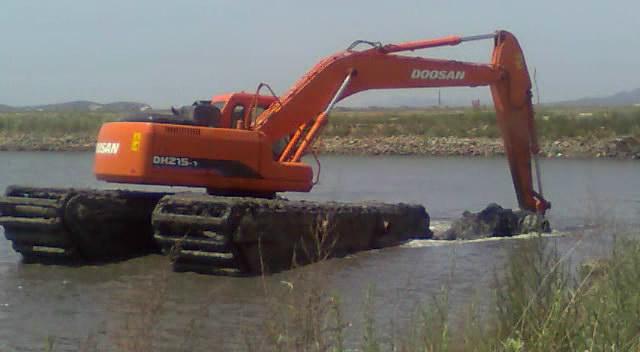 215型号水陆挖掘机