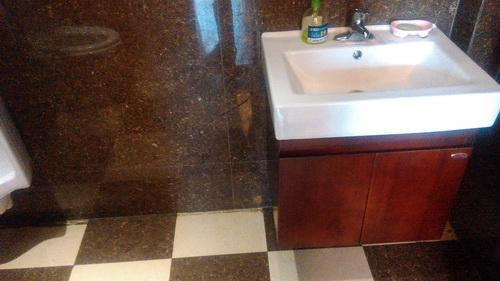 卫生间不砸瓷砖堵漏维修材料.卫生间堵漏