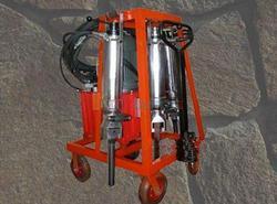 液压劈裂机由液压泵站和分裂器两大部分组成