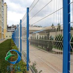 桃型立柱护栏网采用优质低碳钢丝、铝镁合金丝