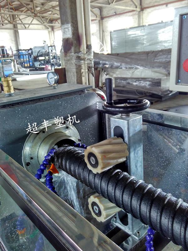 pe碳素螺旋护套管生产线设备