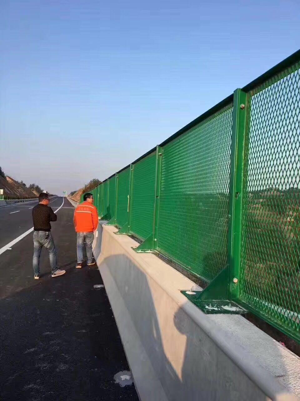 防落物网适用于高速公路桥梁上安装使用
