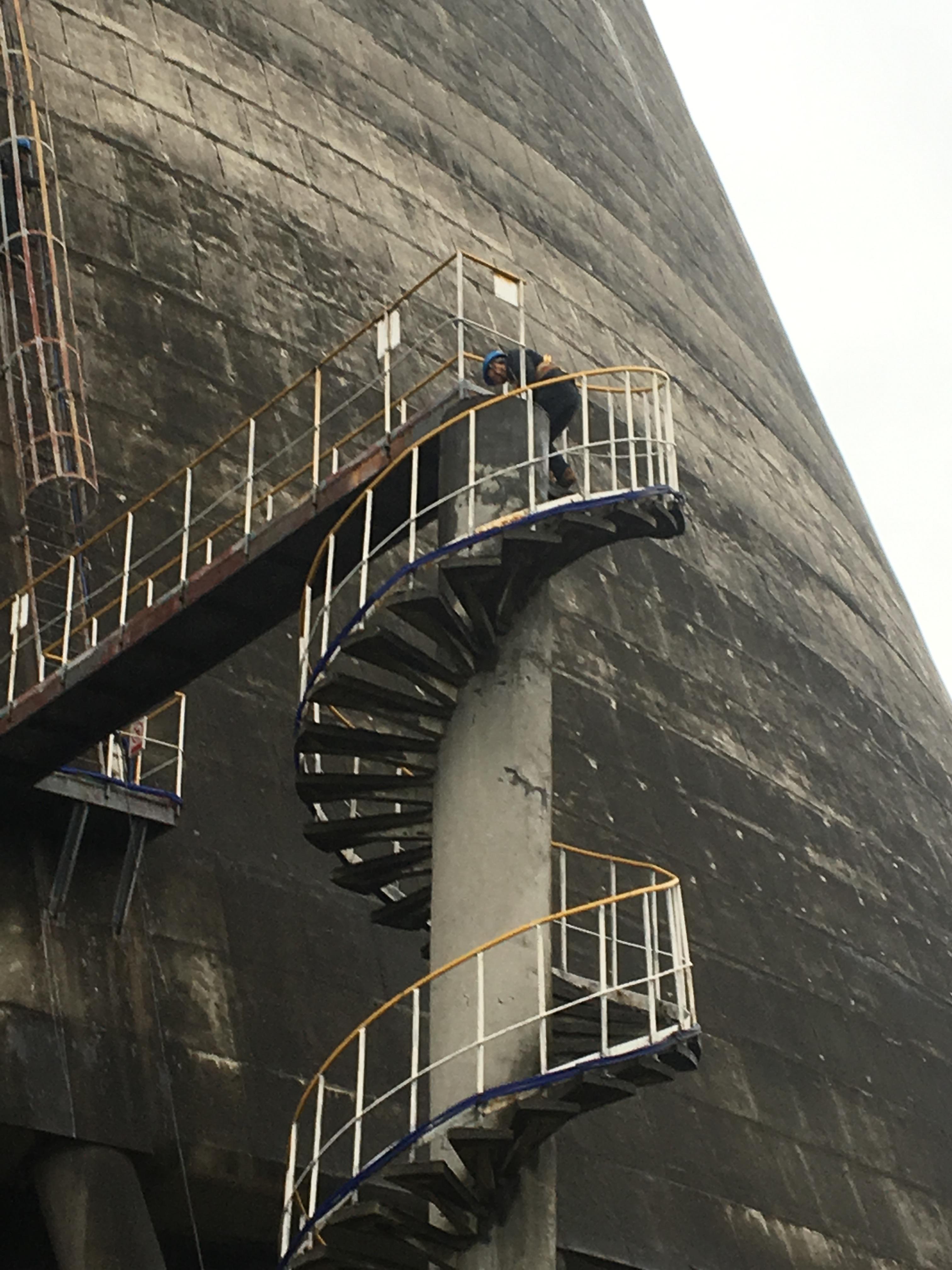 制作安装钢结构转梯