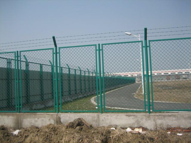 吉林道路折弯防护隔离网|带弯绿色隔离铁丝网