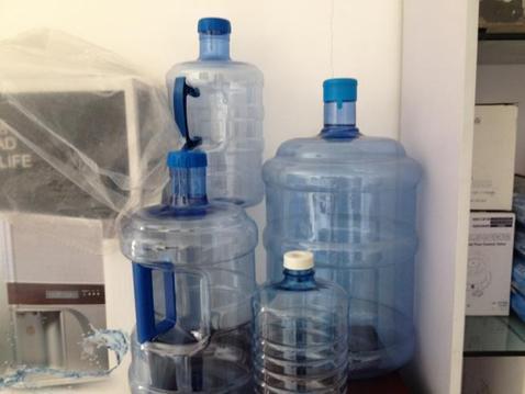 云南18.9L矿泉水瓶PC桶装水桶矿泉水生产设备塑料水龙头厂家直销