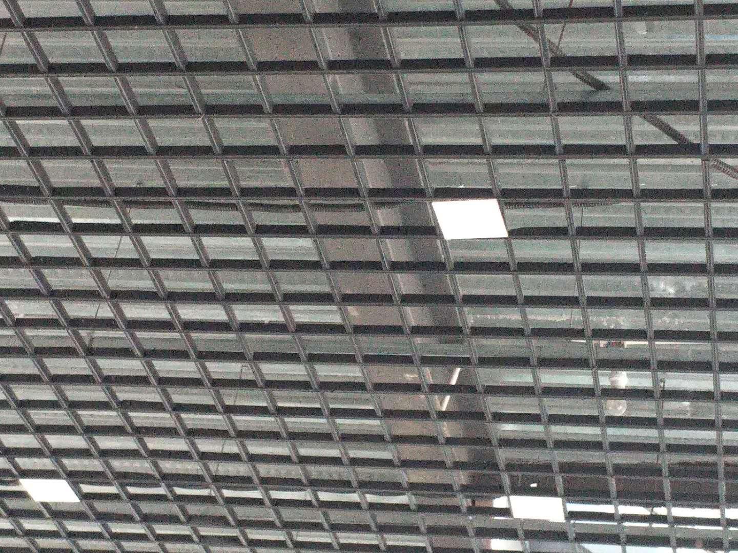 河北唐山市大型商场黄木纹铝格栅吊顶建材厂