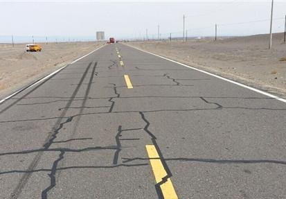 修补公路路面裂缝-路面创可贴