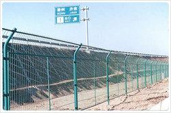 供应护栏网、铁路护栏网、公路护栏网、铁艺护栏网—互利钢板网厂