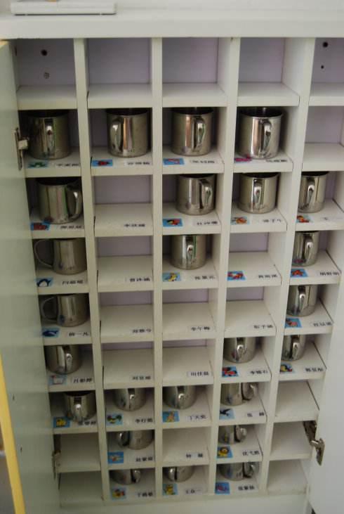 车间304不锈钢水杯架生产厂家，不锈钢水杯柜定做，不锈钢储物柜图片