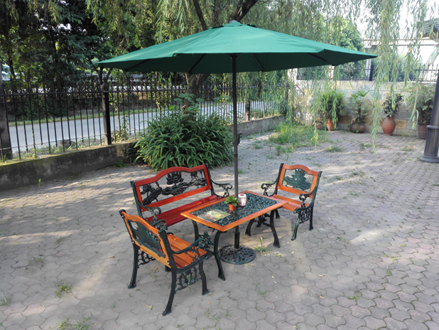 西安志诚塑木厂家供应户外小区休息桌椅，一桌四椅可插太阳伞遮阳