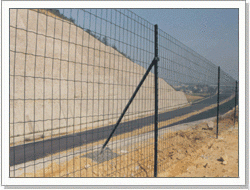 供应泰华波浪型护栏网、机场围栏网、工厂围栏网