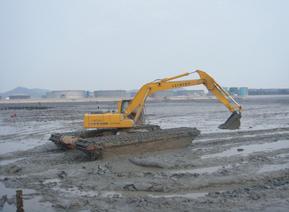 水陆两用挖掘机 於泥挖掘机租赁，湿地挖掘机出租改装价钱