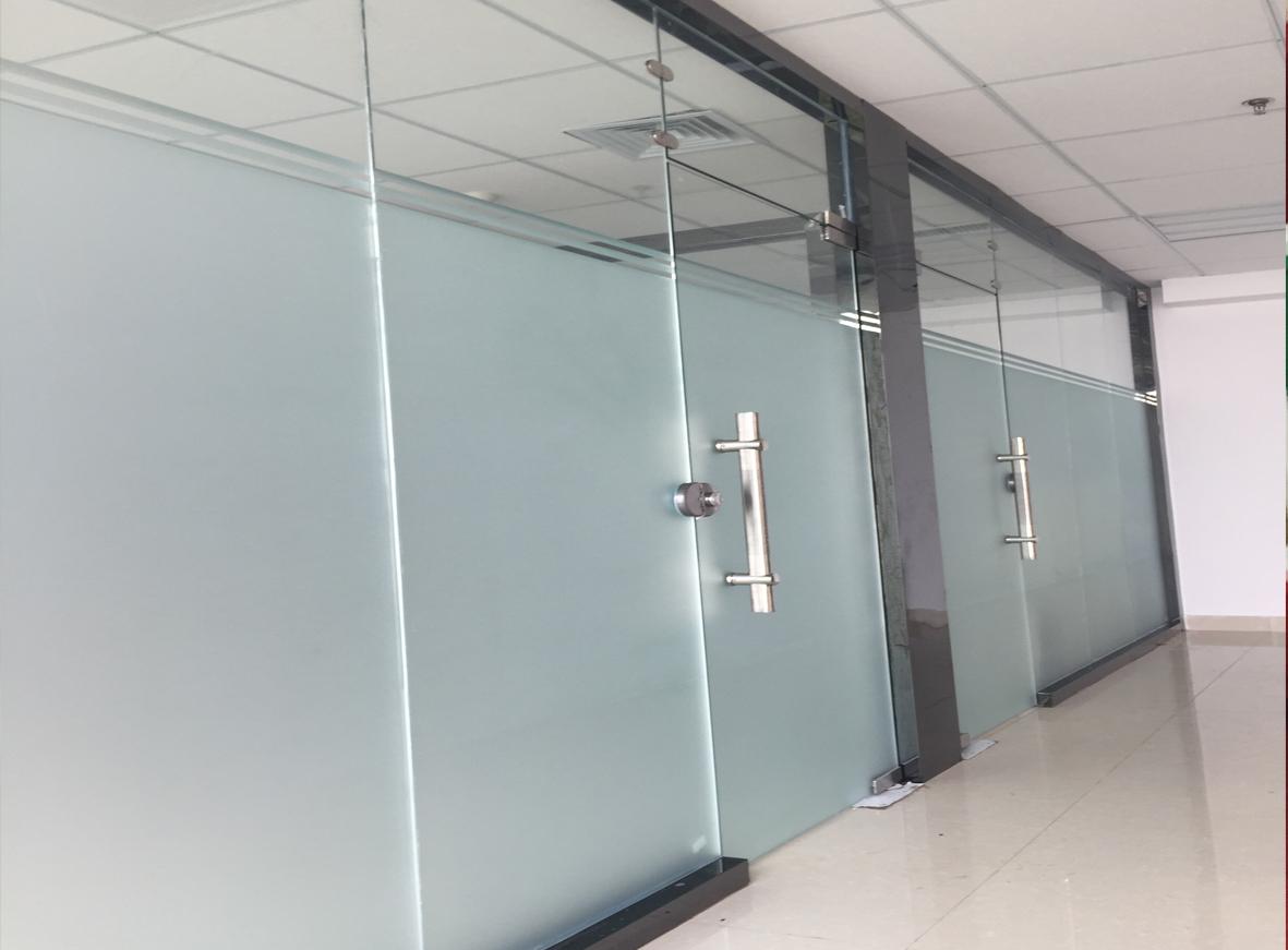 郑州银行玻璃贴膜,安全膜,隔热膜上门安装