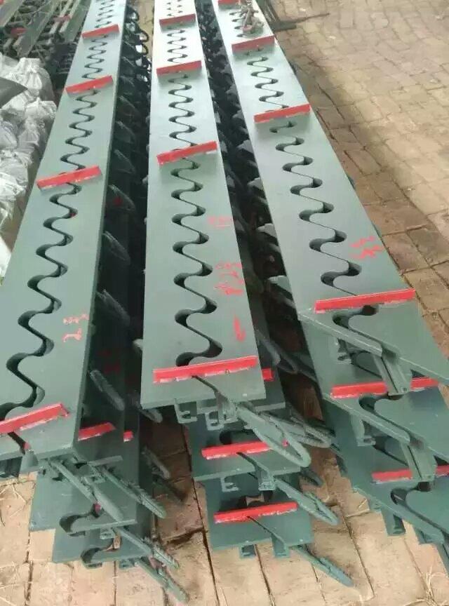贵州梳齿型钢板桥梁伸缩缝