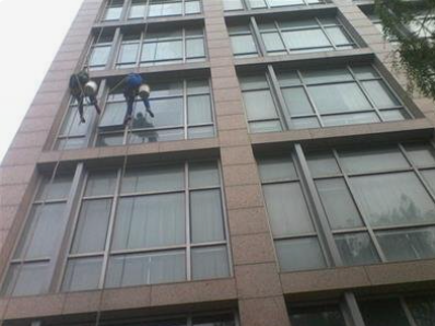 南京玻璃幕墙清洗保洁，挂绳清洗外墻楼宇玻璃