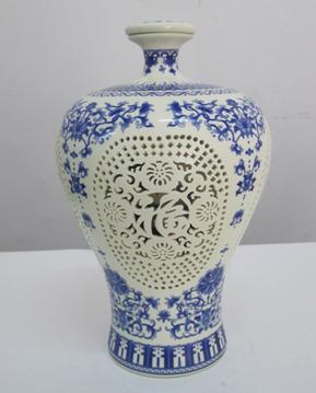 景德镇镂空酒瓶，**陶瓷酒瓶