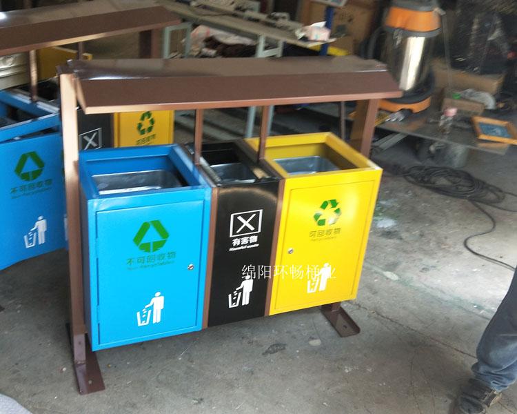 供应绵竹县钢木垃圾桶 小区分类垃圾箱