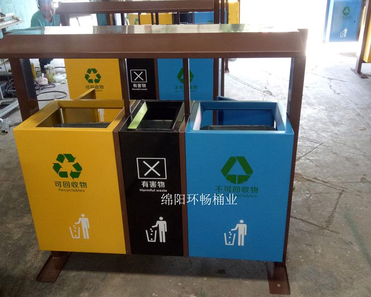 供应绵竹县钢木垃圾桶 小区分类垃圾箱