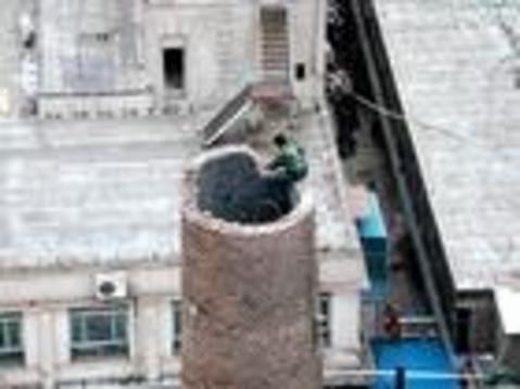 人工拆除30米砖烟囱