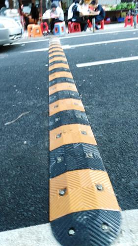 交通设施减速坡 梯型缓冲带路拱30公分宽4公分厚