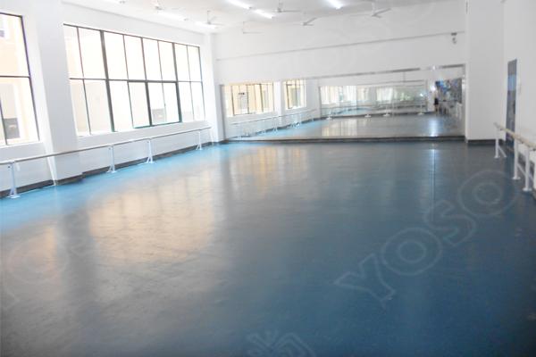 地面不平要铺舞蹈地板胶要怎么处理，防火舞蹈地胶多少钱， PVC塑胶地板是什么地板，舞蹈教学地胶，什么是舞蹈地胶