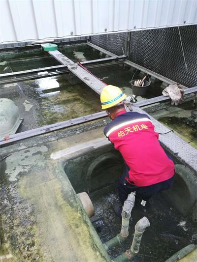 南京金日玻璃钢冷却塔集水槽漏水修补堵漏