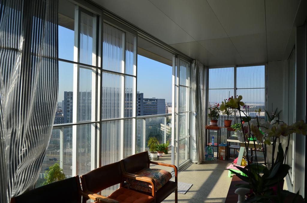 上海酒店|宾馆|学校建筑玻璃贴膜隔热节能浩毅专供施工担保
