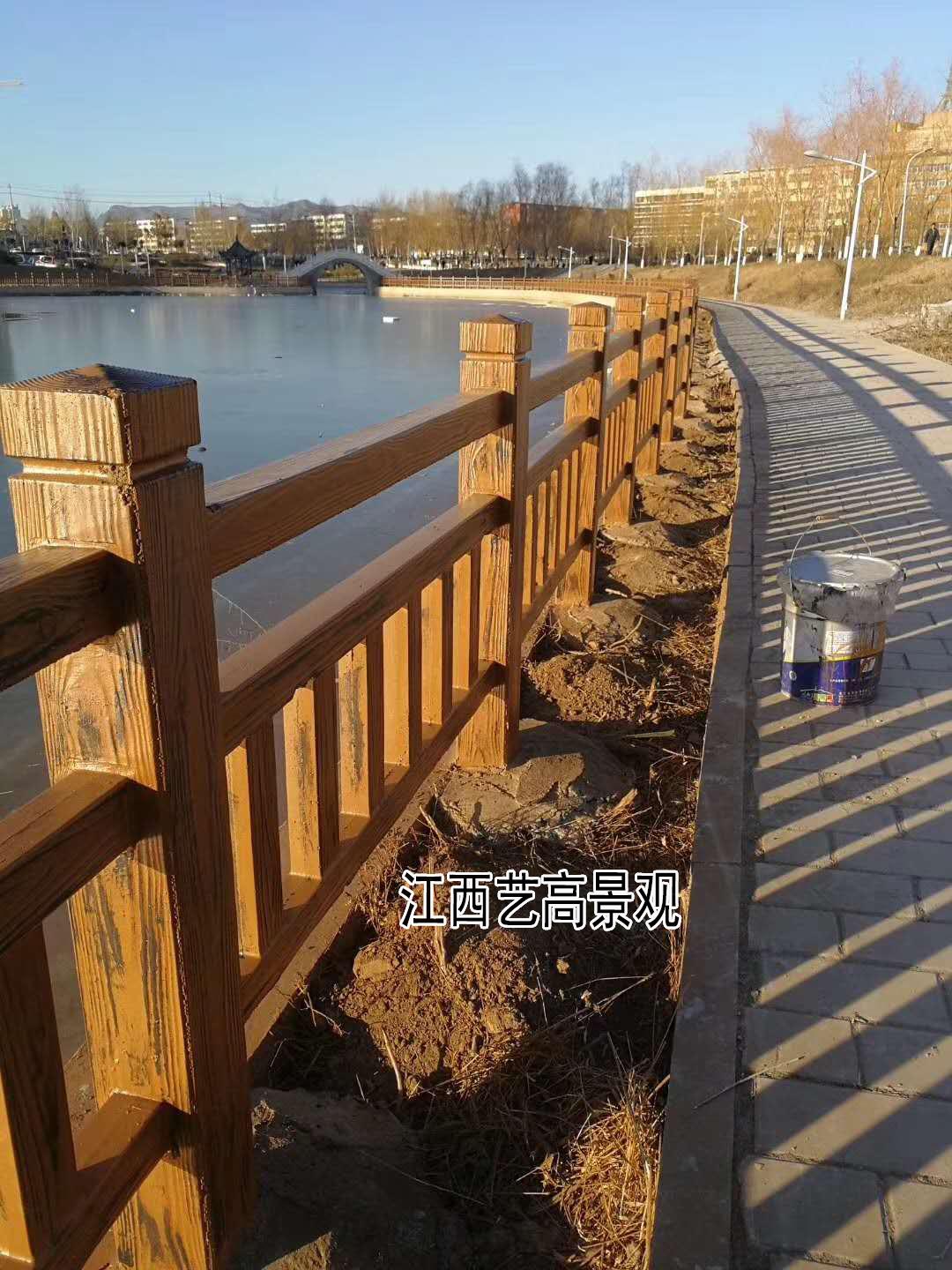 江西仿树皮栏杆厂家制作流程，广东水泥仿树皮栏杆护栏安装做法