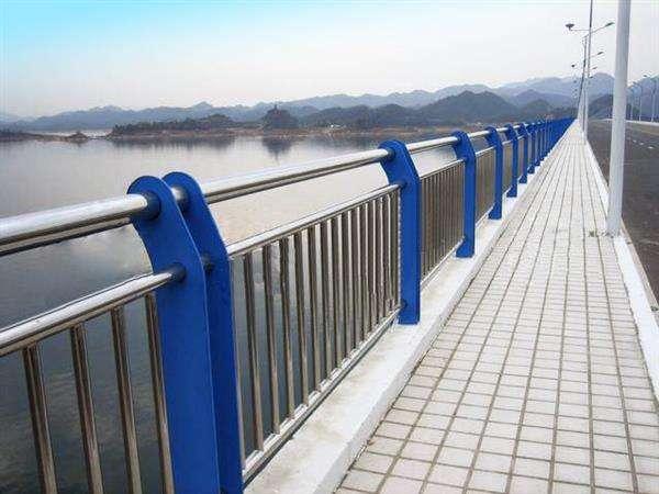 贵州镀锌喷塑桥梁护栏、不锈钢复合管河道观景防护栏