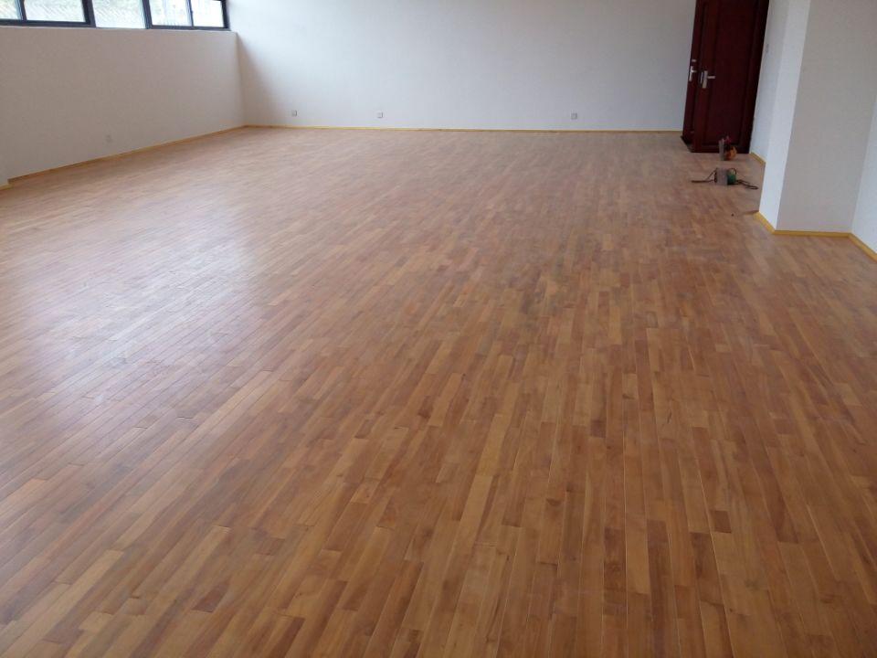 柞木体育运动地板翻新，室内柞木运动地板翻新价格