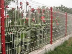 三角折弯护栏网，开发区隔离网，花园护栏网-安平志何护栏网