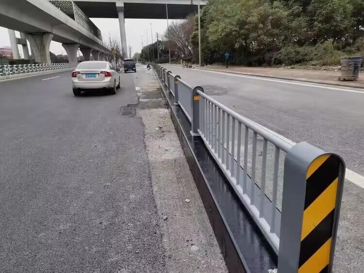 南海城市人行道路护栏黄金色莲花市政锌钢道路护栏定制隔离马路防护栏