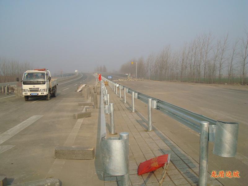 供应湖北高速公路双面波形梁钢防撞护栏板