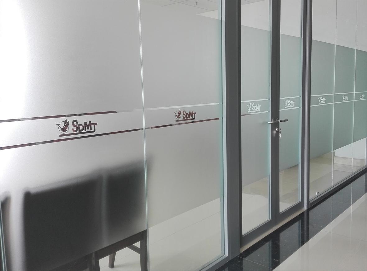 郑州办公室贴膜,透明家具贴膜,木纹膜上门安装