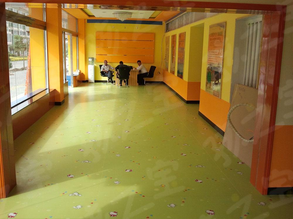 孩之宝地板：互联网信息发展促进中国幼儿园塑胶地板发展
