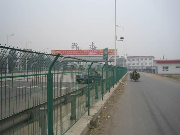 供应双边框架高速公路护栏网  浸塑围栏网