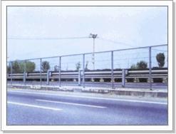 安平泰华供应各种型号高速公路护栏网、隔离网