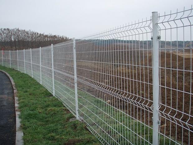 供应小区隔离围栏用桃型柱浸塑三角折弯护栏网